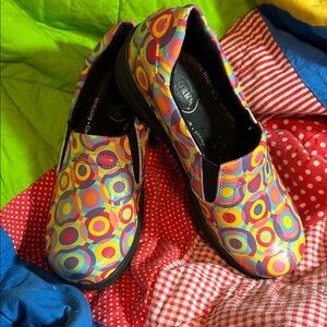 Like New Pair of Ladies’ Colorful Easy Work Extra Com Clogs by Easy Street, Sz 6